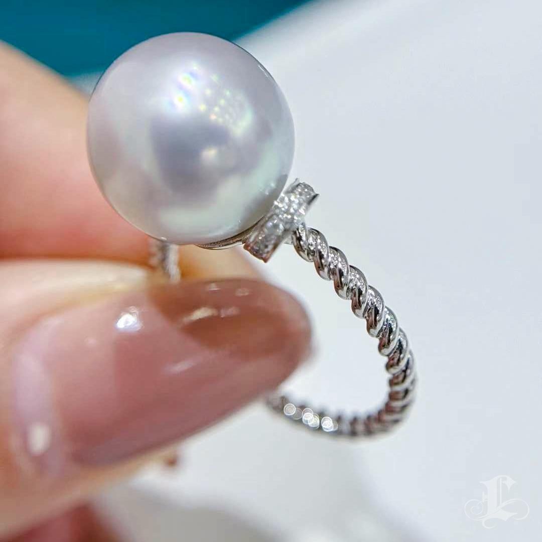 Women's 【Sculpted Geometry】Twist-Band Aurora South Sea Pearl Diamond Cocktail Ring For Sale