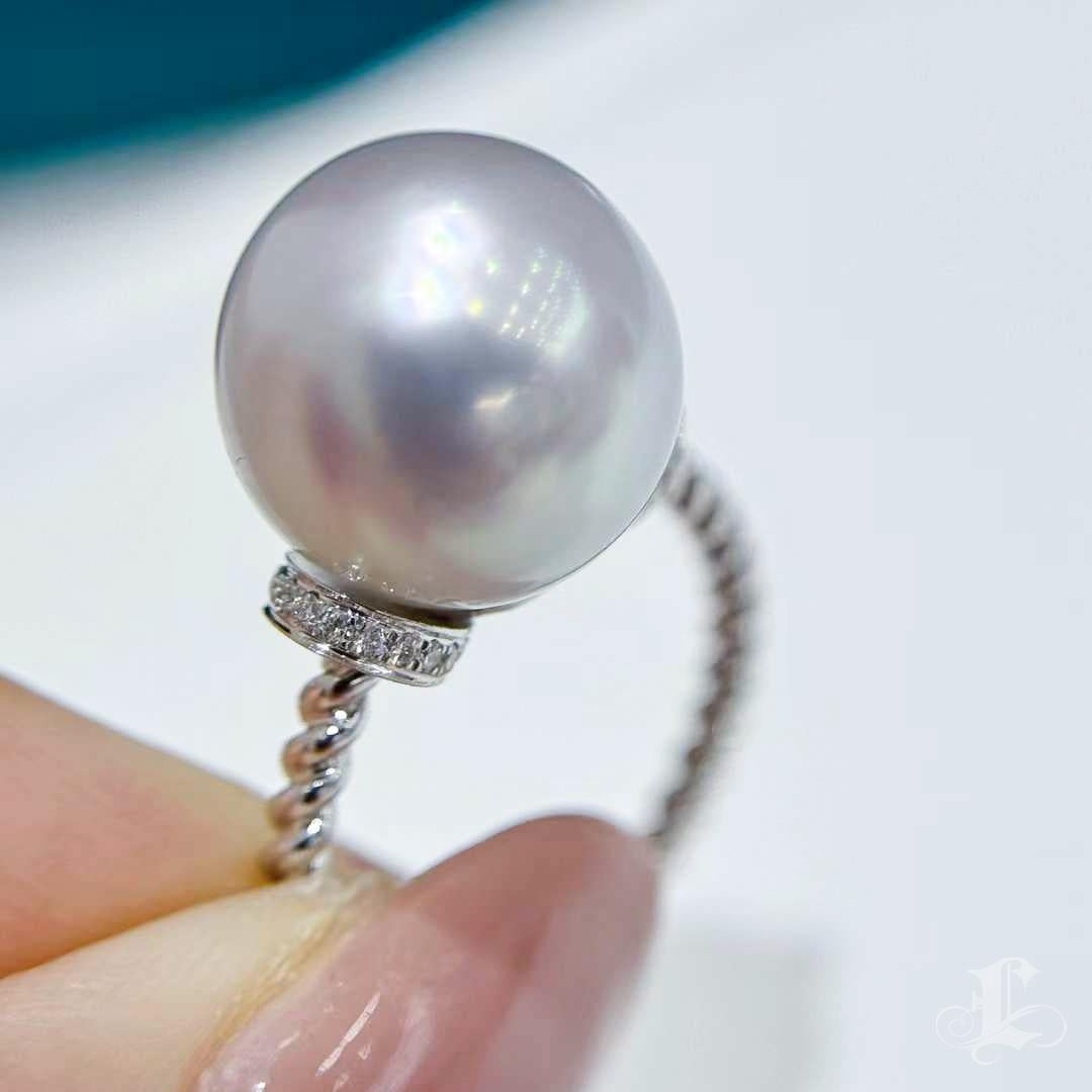 【Sculpted Geometry】Twist-Band Aurora South Sea Pearl Diamond Cocktail Ring For Sale 1