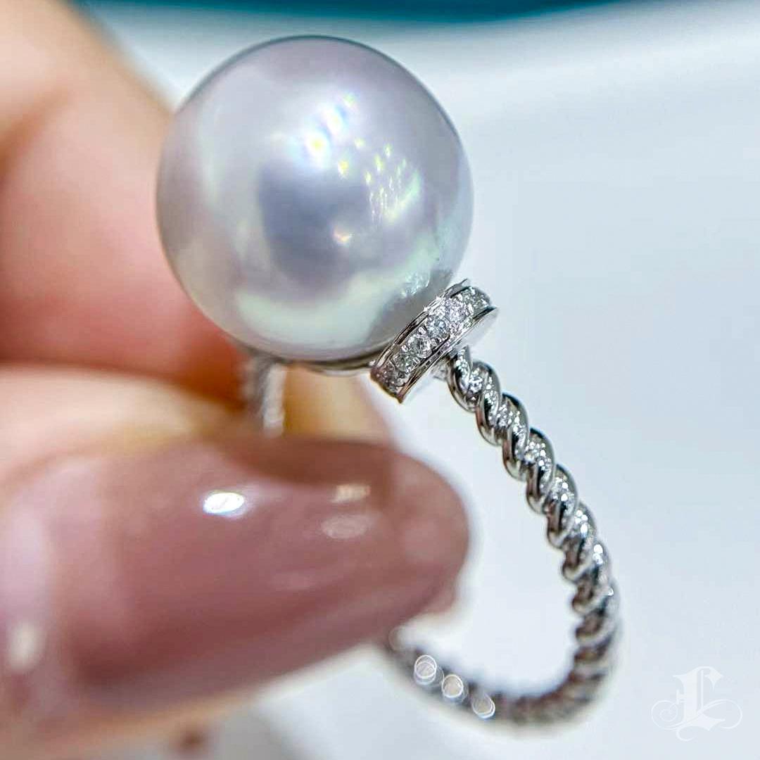 【Sculpted Geometry】Twist-Band Aurora South Sea Pearl Diamond Cocktail Ring For Sale 2