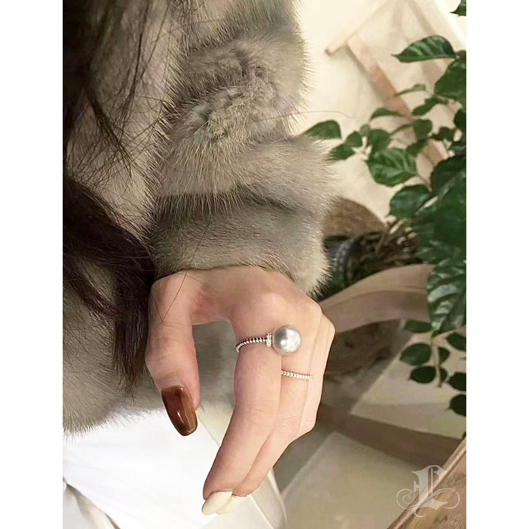 【Sculpted Geometry】Twist-Band Aurora South Sea Pearl Diamond Cocktail Ring For Sale 3