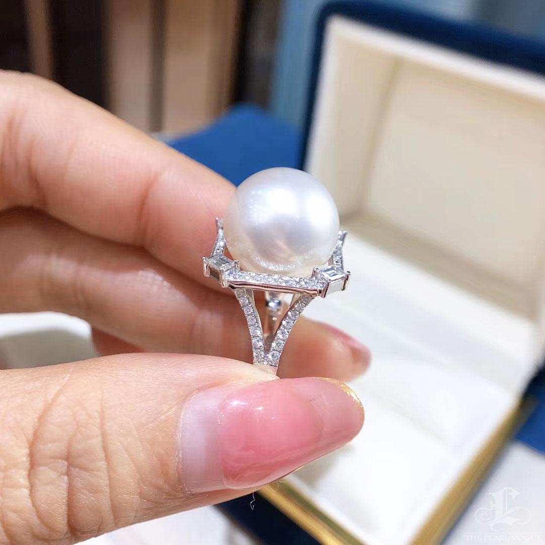 【Crown Radiance】Architect Frame Aurora South Sea Pearl & Diamond Ring In New Condition For Sale In New York, NY