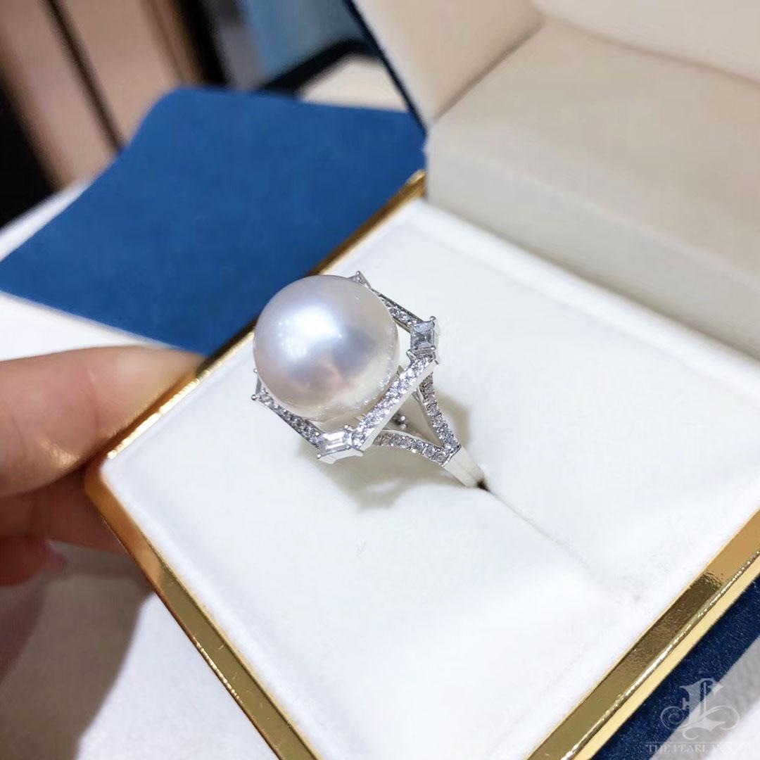 【Crown Radiance】Architect Frame Aurora South Sea Pearl & Diamond Ring For Sale 2