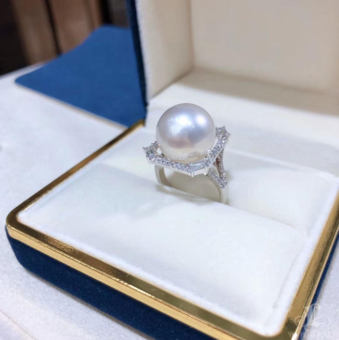【Crown Radiance】Architect Frame Aurora South Sea Pearl & Diamond Ring For Sale 3