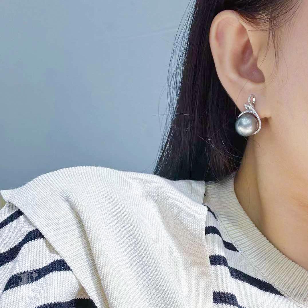 Grezzo 【Lustre Arc】Eternal Loop Aurora Tahitian Pearl Diamond Earrings in vendita
