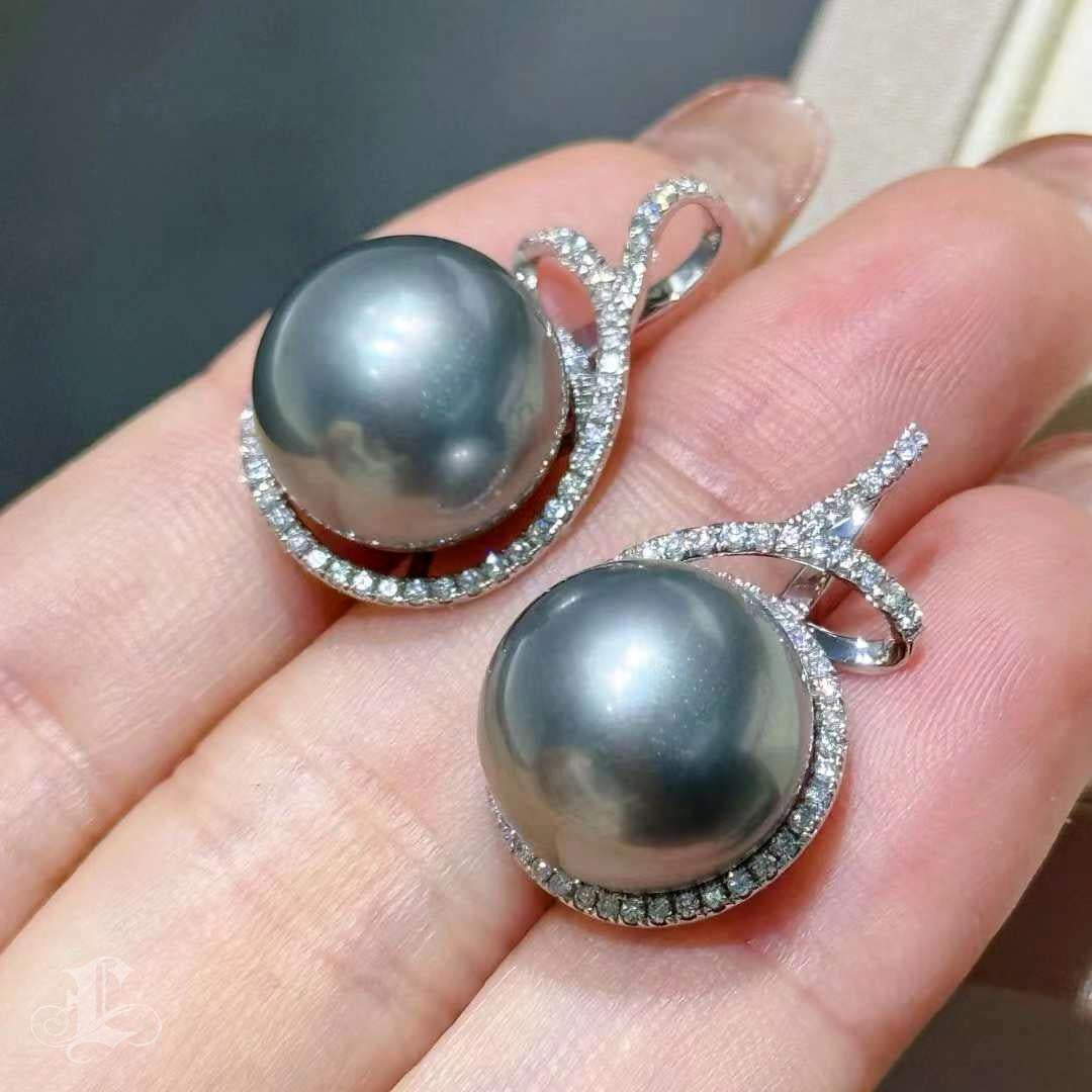 【Lustre Arc】Eternal Loop Aurora Tahitian Pearl Diamond Earrings In condizioni Nuovo in vendita a New York, NY