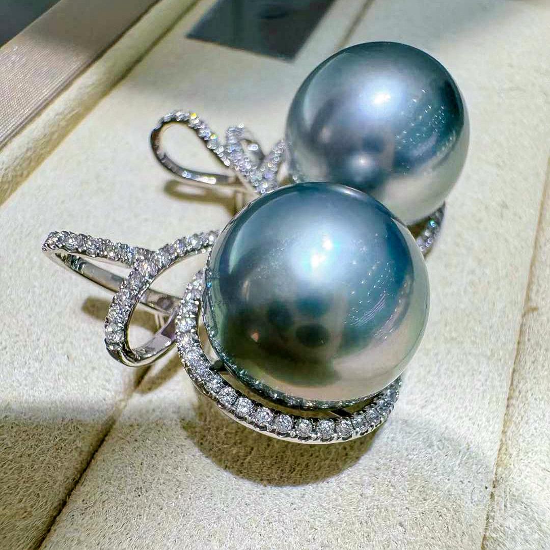 【Lustre Arc】Eternal Loop Aurora Tahitian Pearl Diamond Earrings in vendita 1
