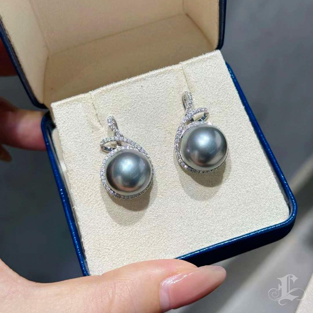 【Lustre Arc】Eternal Loop Aurora Tahitian Pearl Diamond Earrings in vendita 4