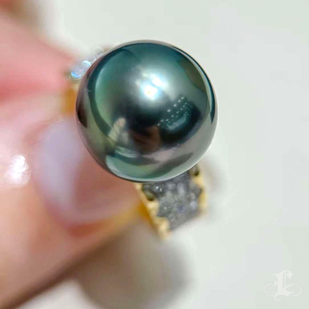 【Crown Radiance】Aurora Sovereign Tahitian Pearl Diamond Pavé Ring In New Condition For Sale In New York, NY