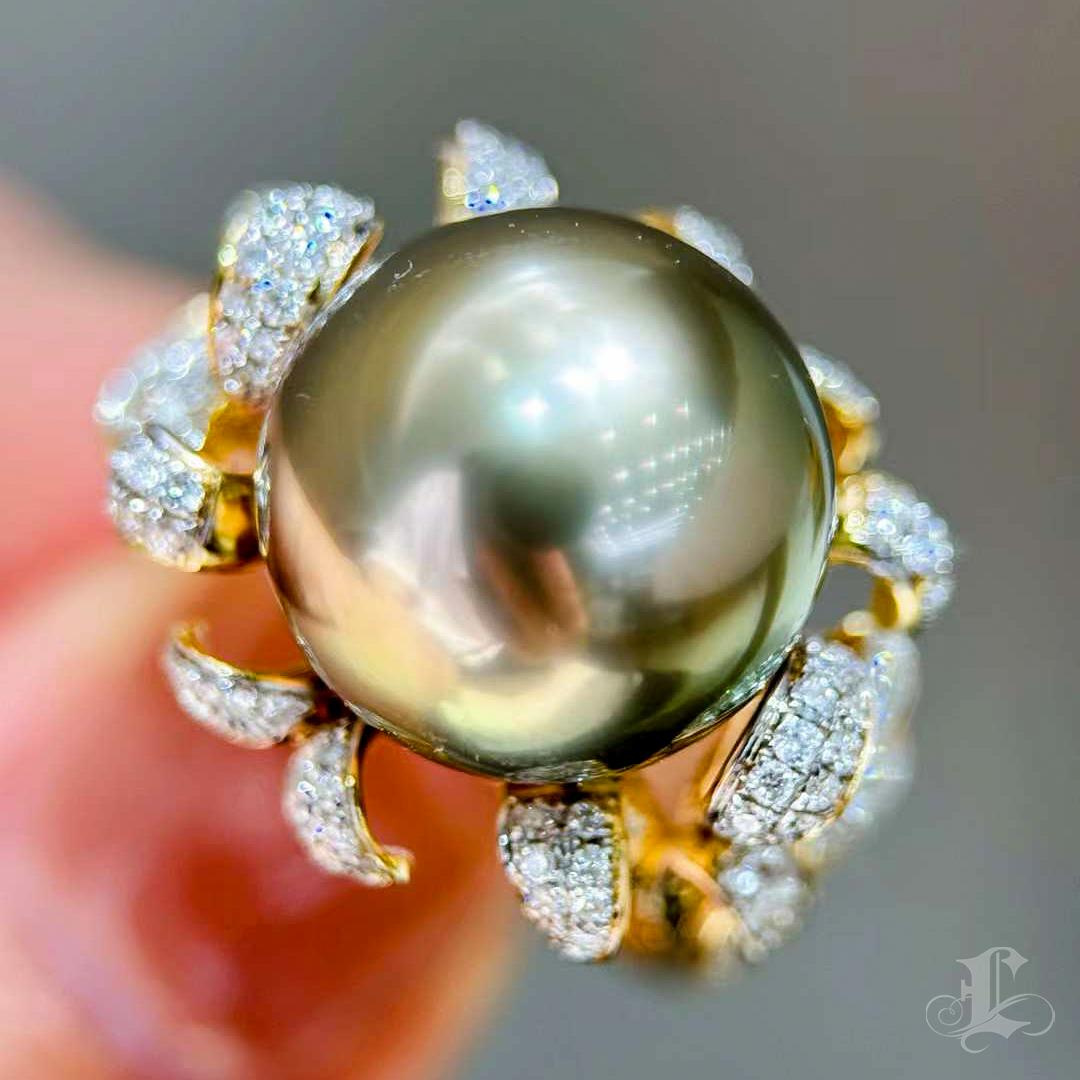 【Vine Symphony】Golden Bloom Aurora 13-14mmTahitian Pearl Cocktail Ring In New Condition For Sale In New York, NY