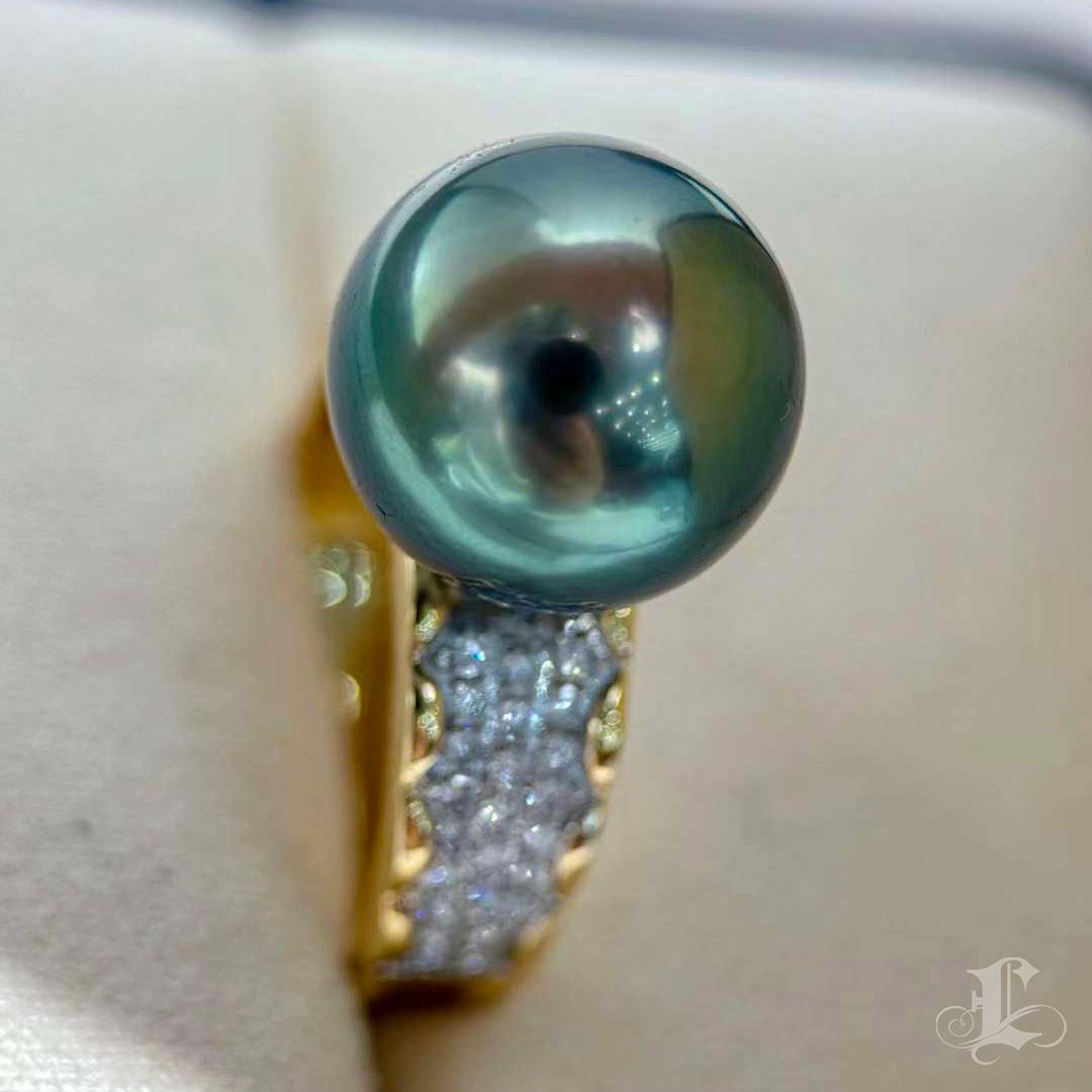 Women's 【Crown Radiance】Aurora Sovereign Tahitian Pearl Diamond Pavé Ring For Sale