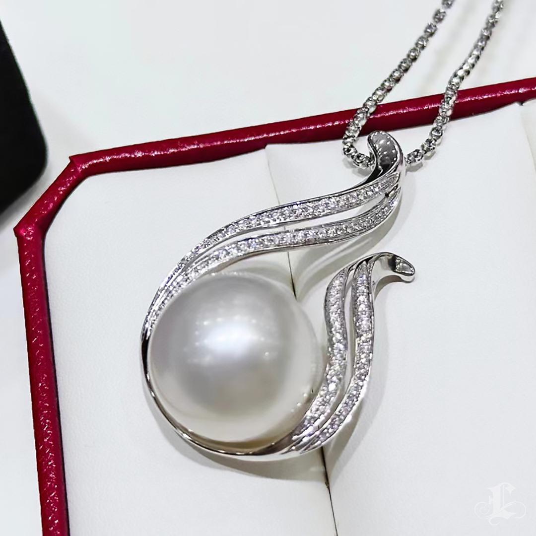 【Lustre Arc】Dancing Flame Aurora South Sea Pearl Diamond Pendentif Neuf - En vente à New York, NY