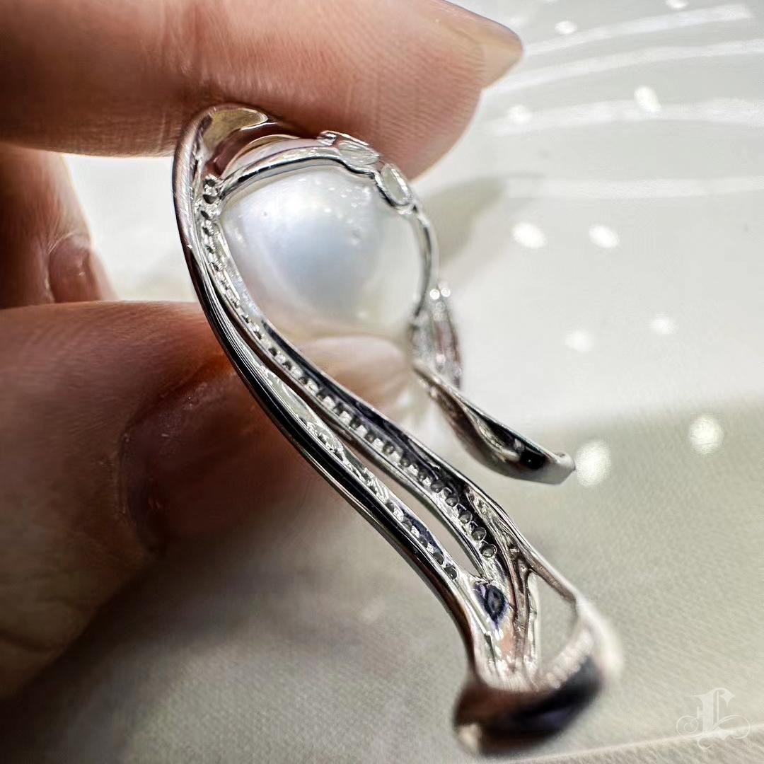 【Lustre Arc】Dancing Flame Aurora South Sea Pearl Diamond Pendentif en vente 2