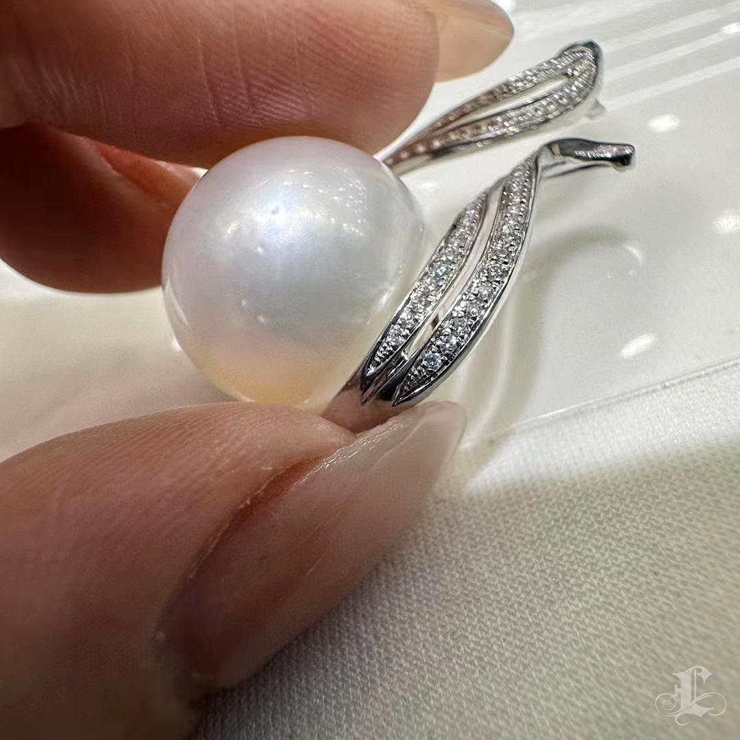 【Lustre Arc】Dancing Flame Aurora South Sea Pearl Diamond Pendentif en vente 3
