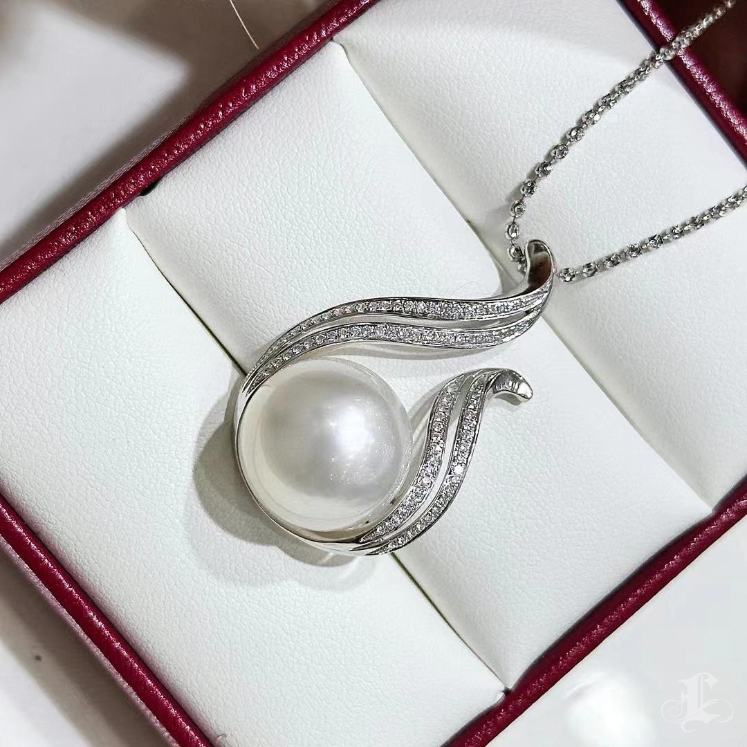 【Lustre Arc】Dancing Flame Aurora South Sea Pearl Diamond Pendentif en vente 4
