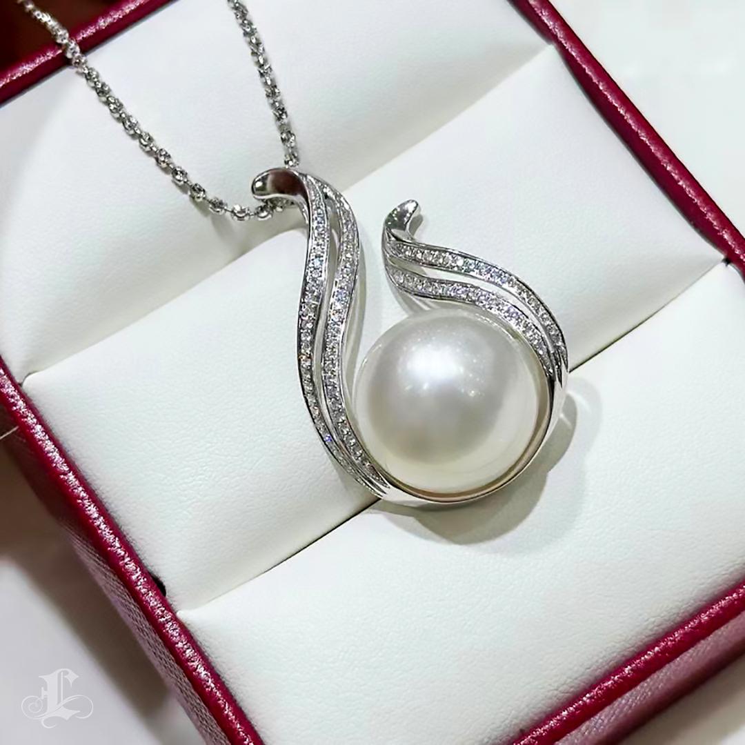 【Lustre Arc】Dancing Flame Aurora South Sea Pearl Diamond Pendentif en vente 5