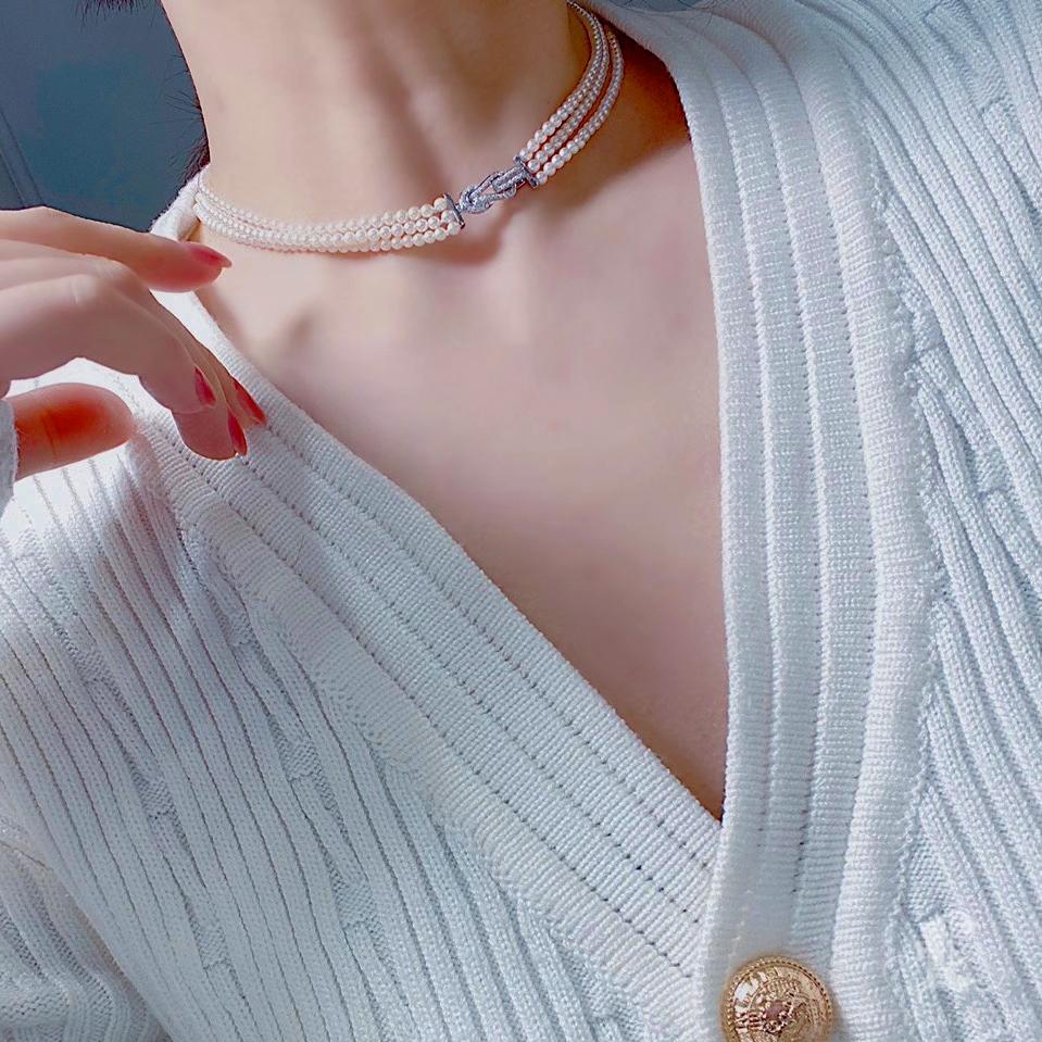 【Sculpted Geometry】Dreifach-Strang Baby Akoya Perlenkette Diamant-Knoten-Verschluss (Ungeschliffen) im Angebot