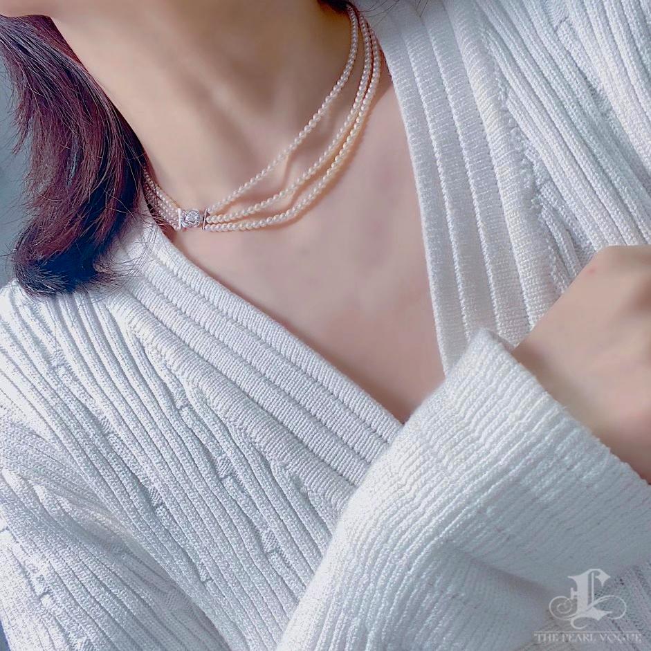 【Sculpted Geometry】Dreifach-Strang Baby Akoya Perlenkette Diamant-Knoten-Verschluss im Zustand „Neu“ im Angebot in New York, NY