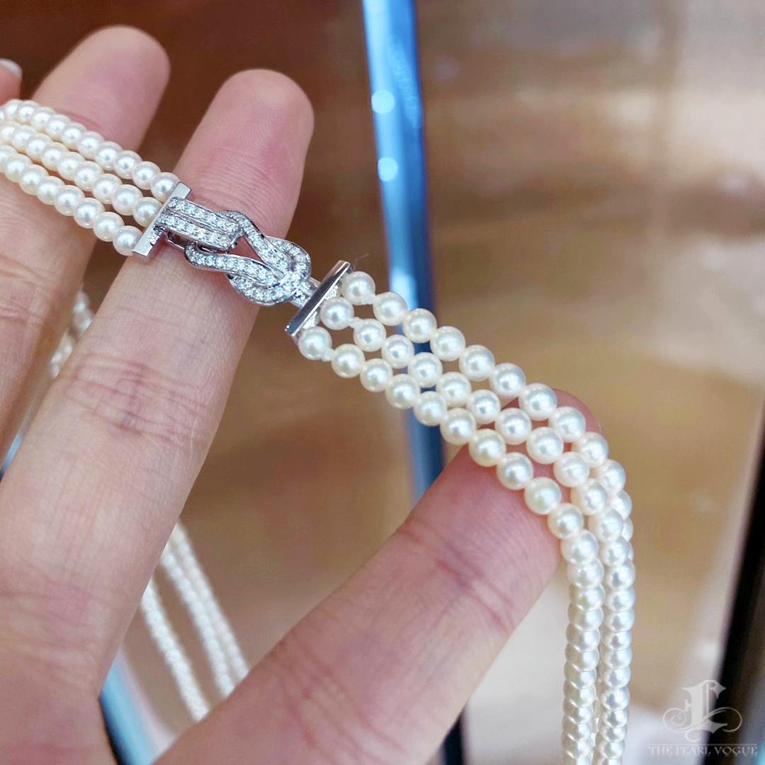 【Sculpted Geometry】Dreifach-Strang Baby Akoya Perlenkette Diamant-Knoten-Verschluss Damen im Angebot