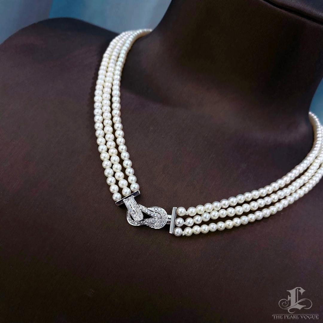 【Sculpted Geometry】Dreifach-Strang Baby Akoya Perlenkette Diamant-Knoten-Verschluss im Angebot 4
