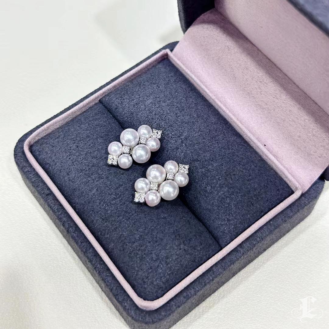 【Crown Radiance】Geometric Cluster Aurora Akoya Pearl & Diamond Earrings In New Condition For Sale In New York, NY
