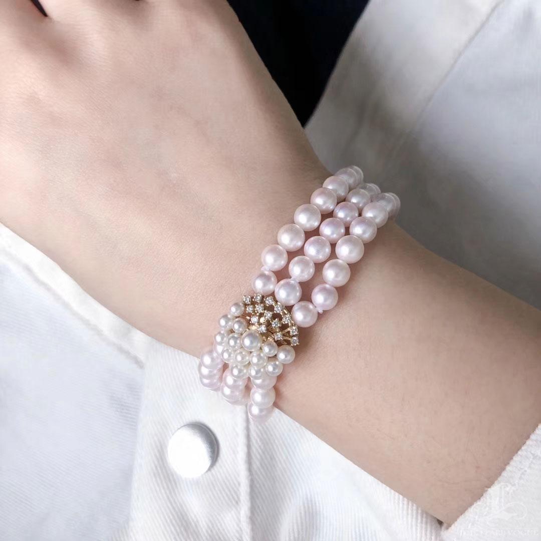 Grezzo Bracciale a tre fili in oro 18 carati con diamante Aurora e perla Akoya in vendita