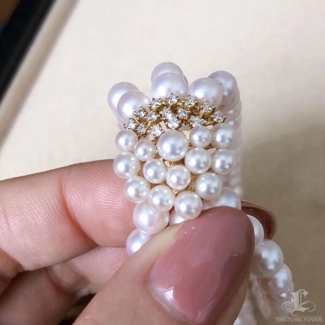 Bracciale a tre fili in oro 18 carati con diamante Aurora e perla Akoya In condizioni Nuovo in vendita a New York, NY