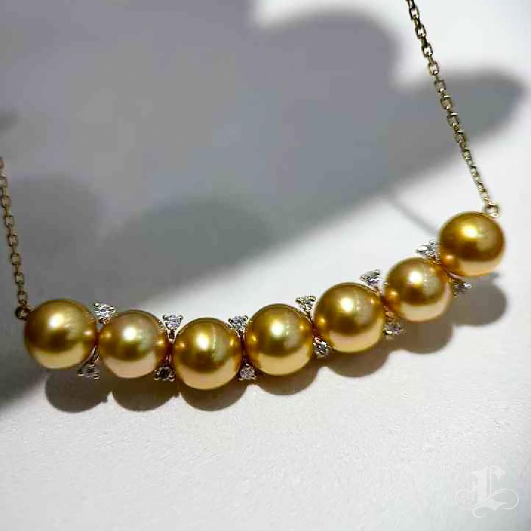 【Lustre Arc】Golden Arc Pearl Line Necklace in 18k Gold with Diamond Accents For Sale 1