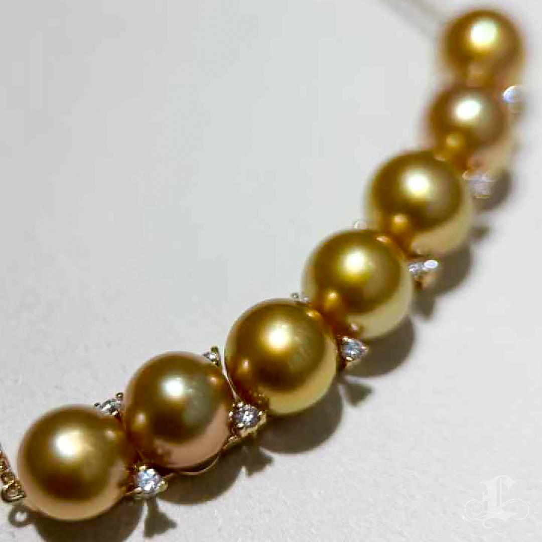 【Lustre Arc】Golden Arc Pearl Line Necklace in 18k Gold with Diamond Accents For Sale 2