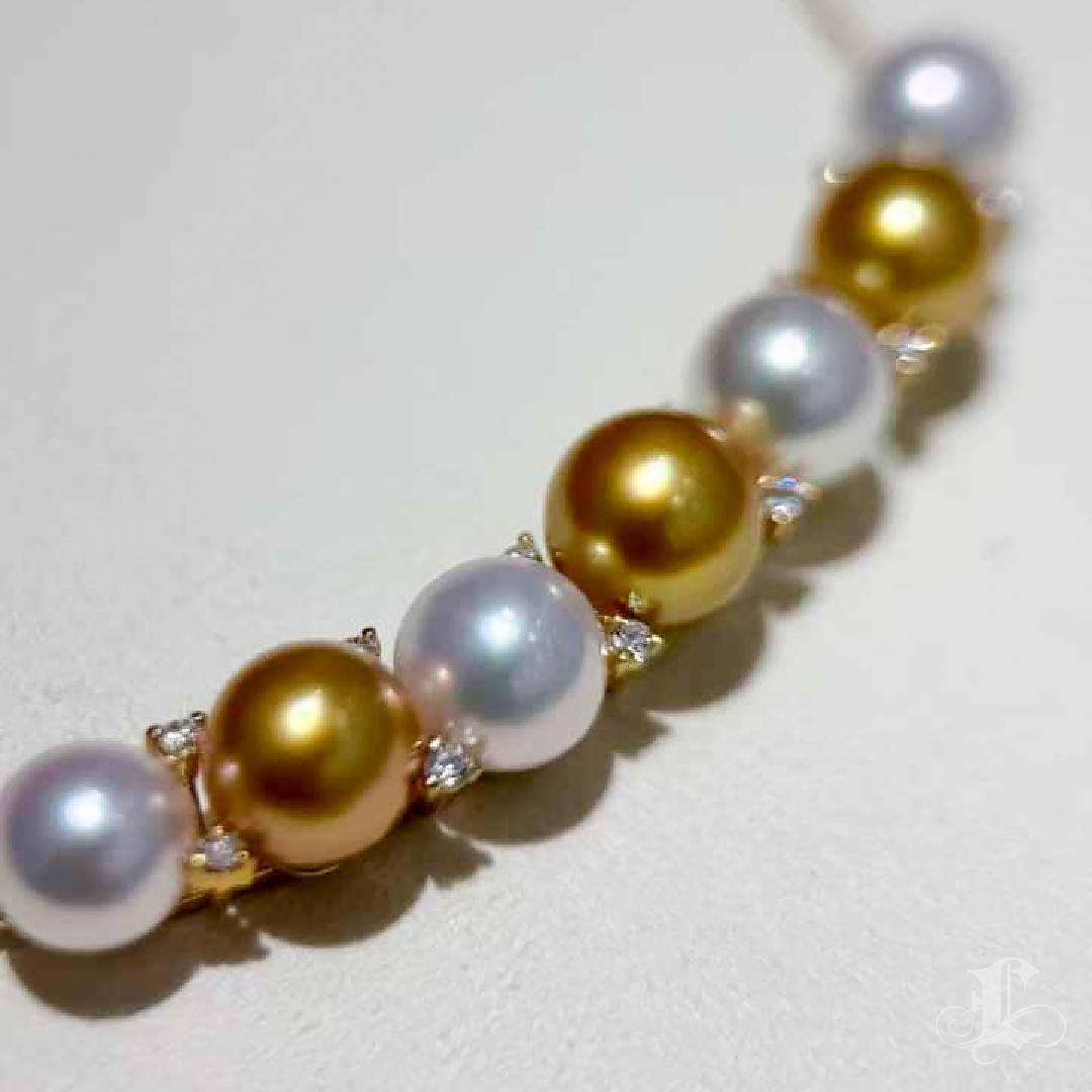 【Lustre Arc】Golden Arc Pearl Line Necklace in 18k Gold with Diamond Accents For Sale 3