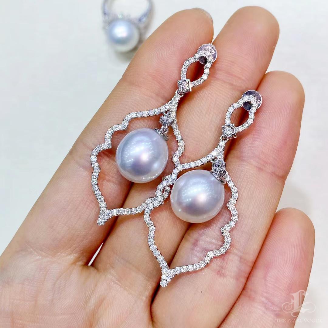 【Lustre Arc】Baroque Frame Aurora South Sea Pearl Diamond Drop Earrings In New Condition For Sale In New York, NY