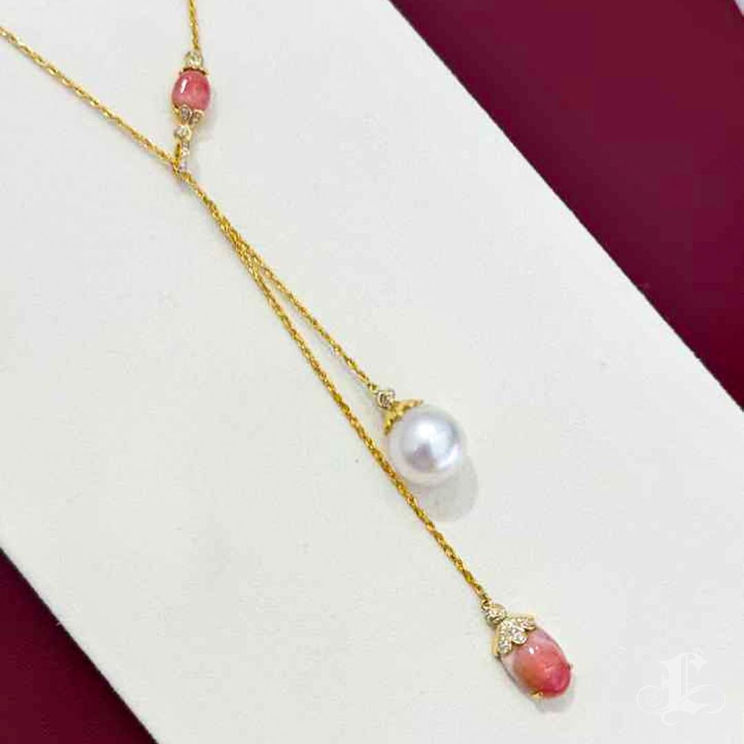 【Conchéa】Collana a Y di perle Conchiglia Armonia Sole e Luna - 5,2ct In condizioni Nuovo in vendita a New York, NY