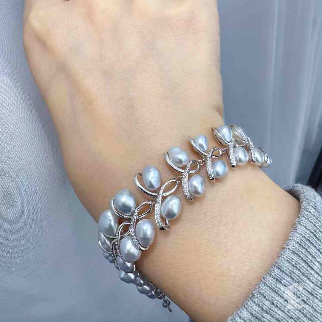 Grezzo Bracciale di perle e diamanti Aurora Keshi con foglie danzanti in vendita