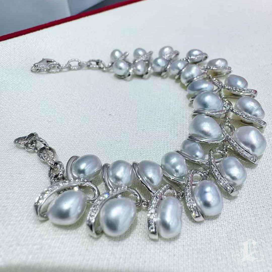Bracciale di perle e diamanti Aurora Keshi con foglie danzanti In condizioni Nuovo in vendita a New York, NY