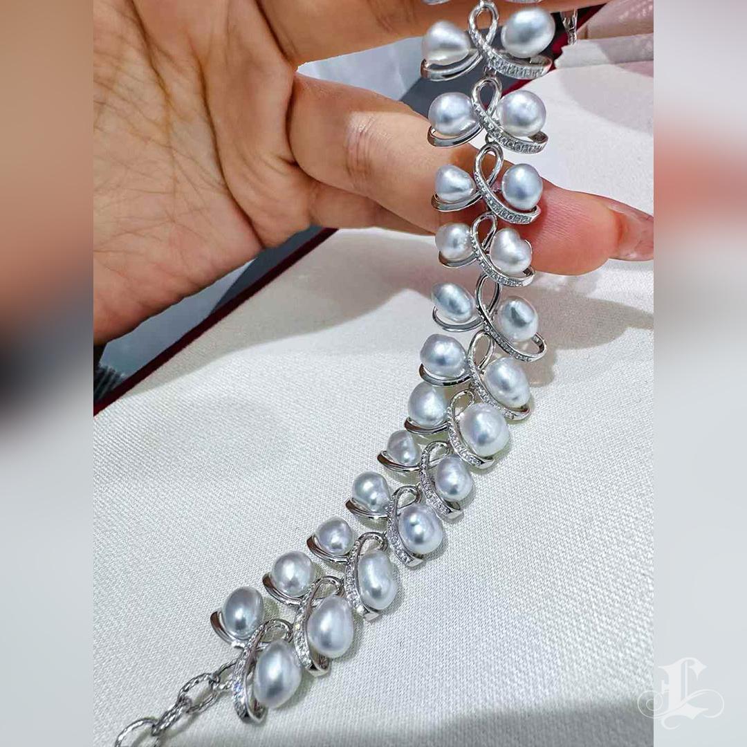 Donna Bracciale di perle e diamanti Aurora Keshi con foglie danzanti in vendita