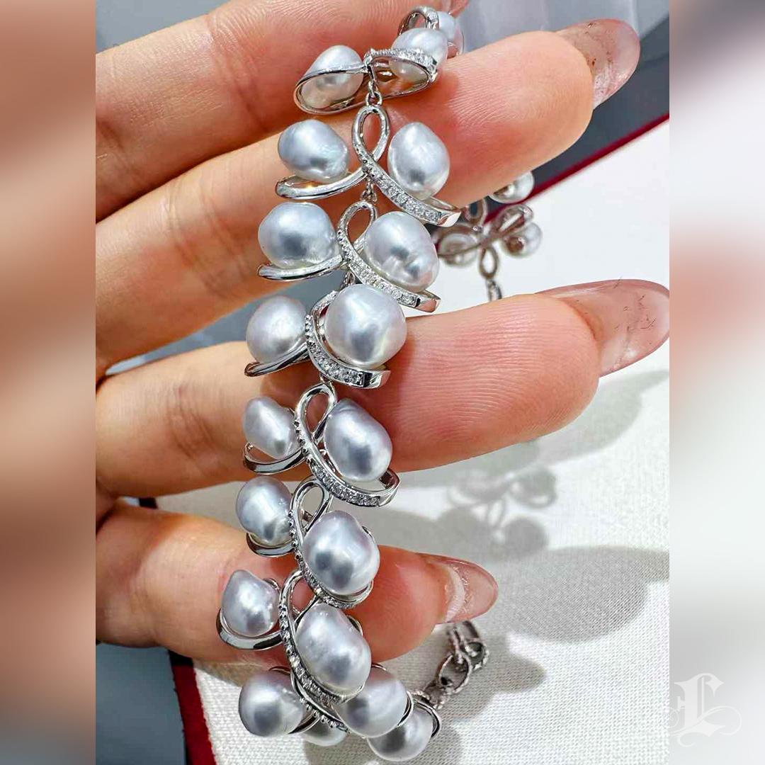 Bracciale di perle e diamanti Aurora Keshi con foglie danzanti in vendita 1