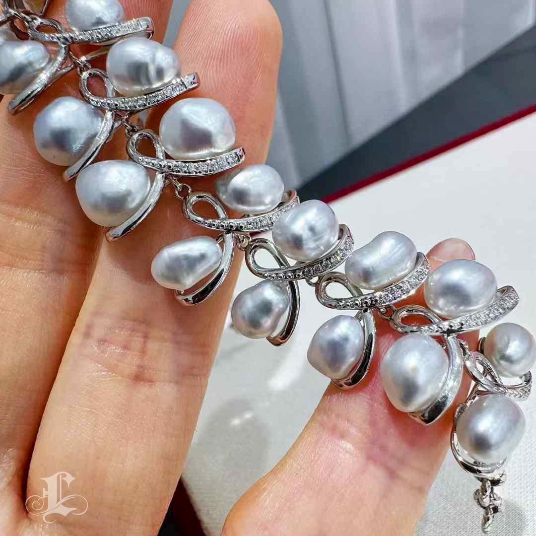 Bracciale di perle e diamanti Aurora Keshi con foglie danzanti in vendita 2