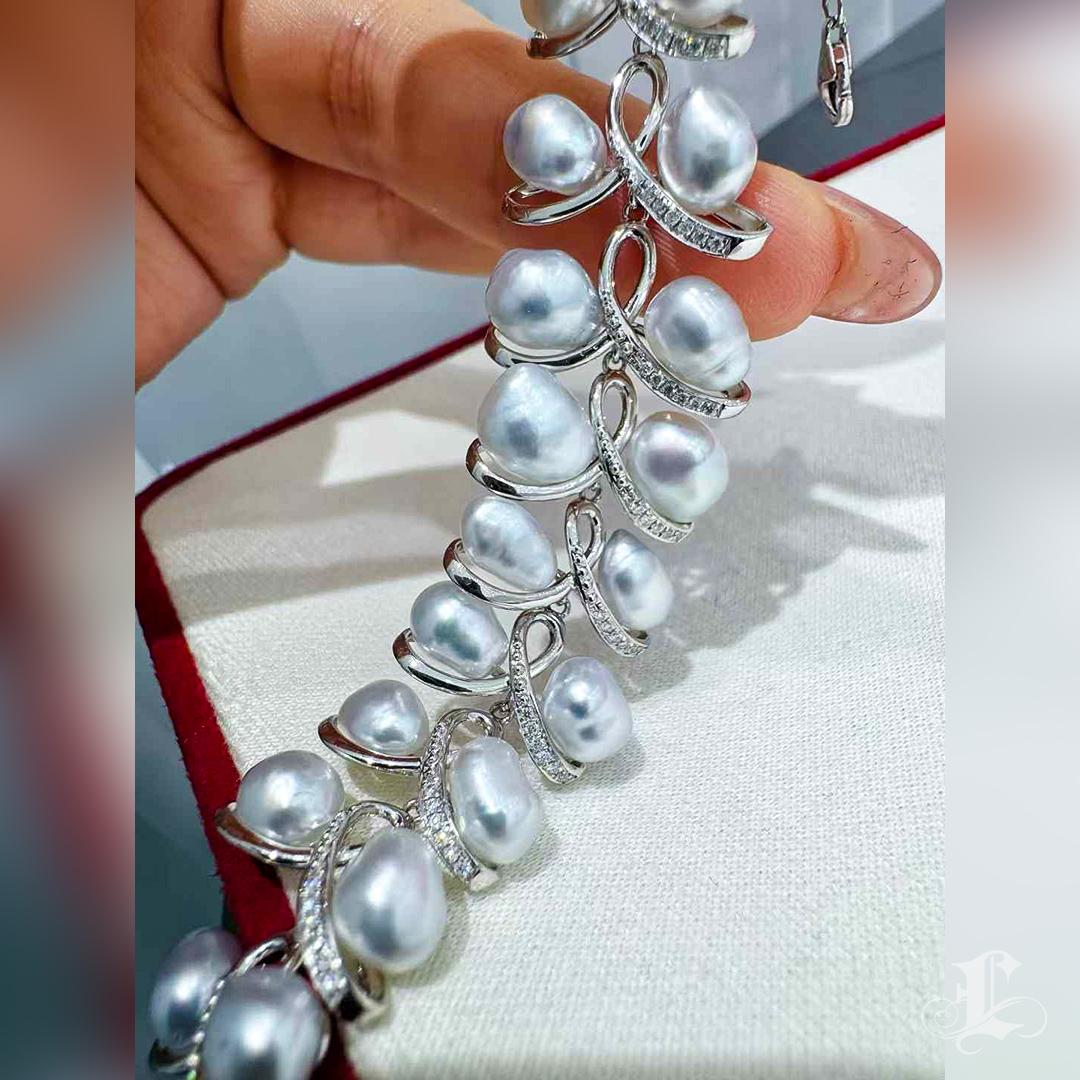 Bracciale di perle e diamanti Aurora Keshi con foglie danzanti in vendita 3