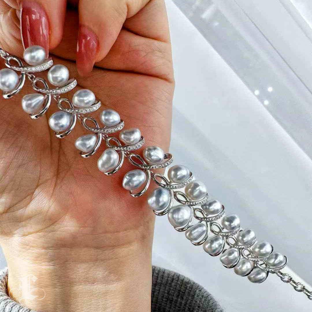 Bracciale di perle e diamanti Aurora Keshi con foglie danzanti in vendita 4