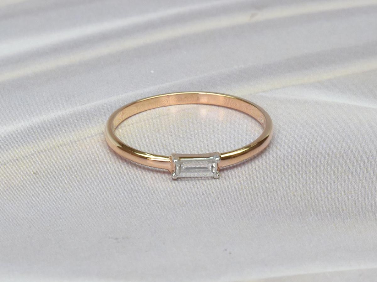 Im Angebot: Verlobungsring aus 18 Karat Gold mit Diamanten im Baguette-Diamant () 5