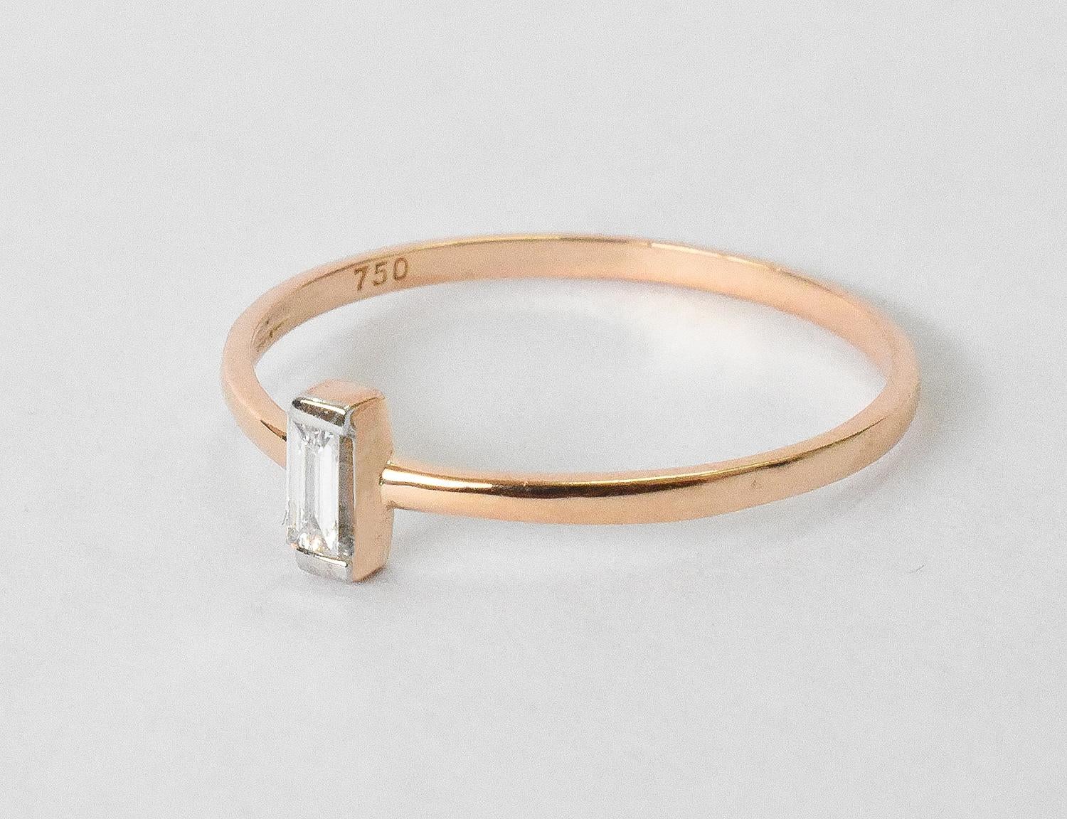 Im Angebot: Verlobungsring aus 18 Karat Gold mit Diamant- Baguette-Ring () 2