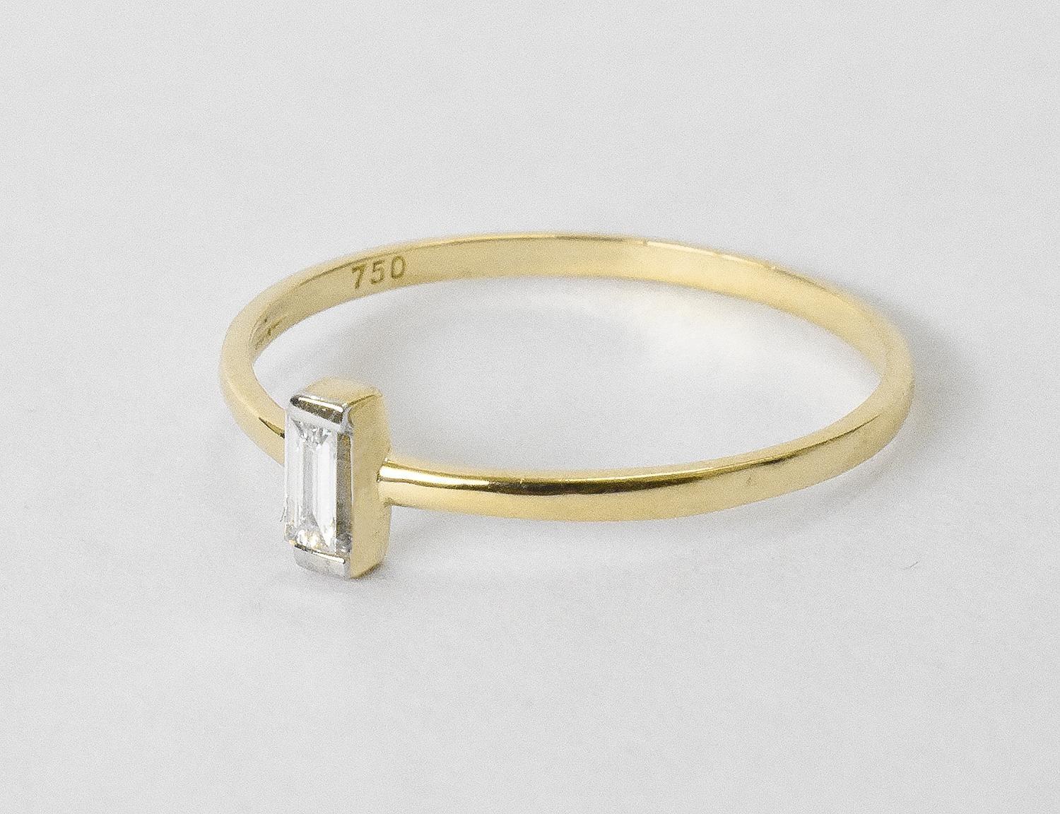 Im Angebot: Verlobungsring aus 18 Karat Gold mit Diamant- Baguette-Ring () 3