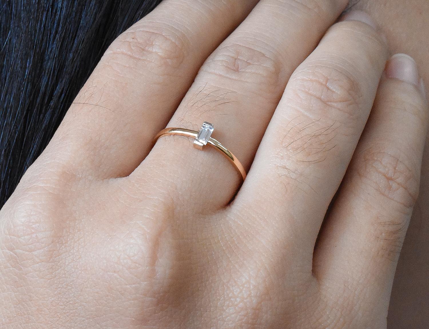 Im Angebot: Verlobungsring aus 18 Karat Gold mit Diamant- Baguette-Ring () 7