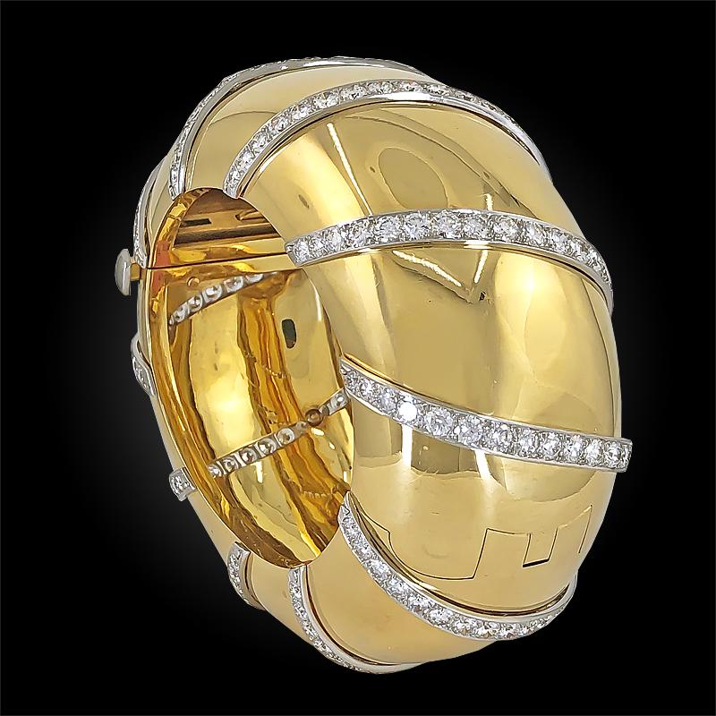 Bracelet et boucles d'oreilles vintage en or jaune 18k avec diamants. Bracelet conçu comme un large bracelet articulé en or poli, décoré de bandes diagonales de diamants taillés en cercle ; et une paire de clips d'oreille demi-cercle en suite,