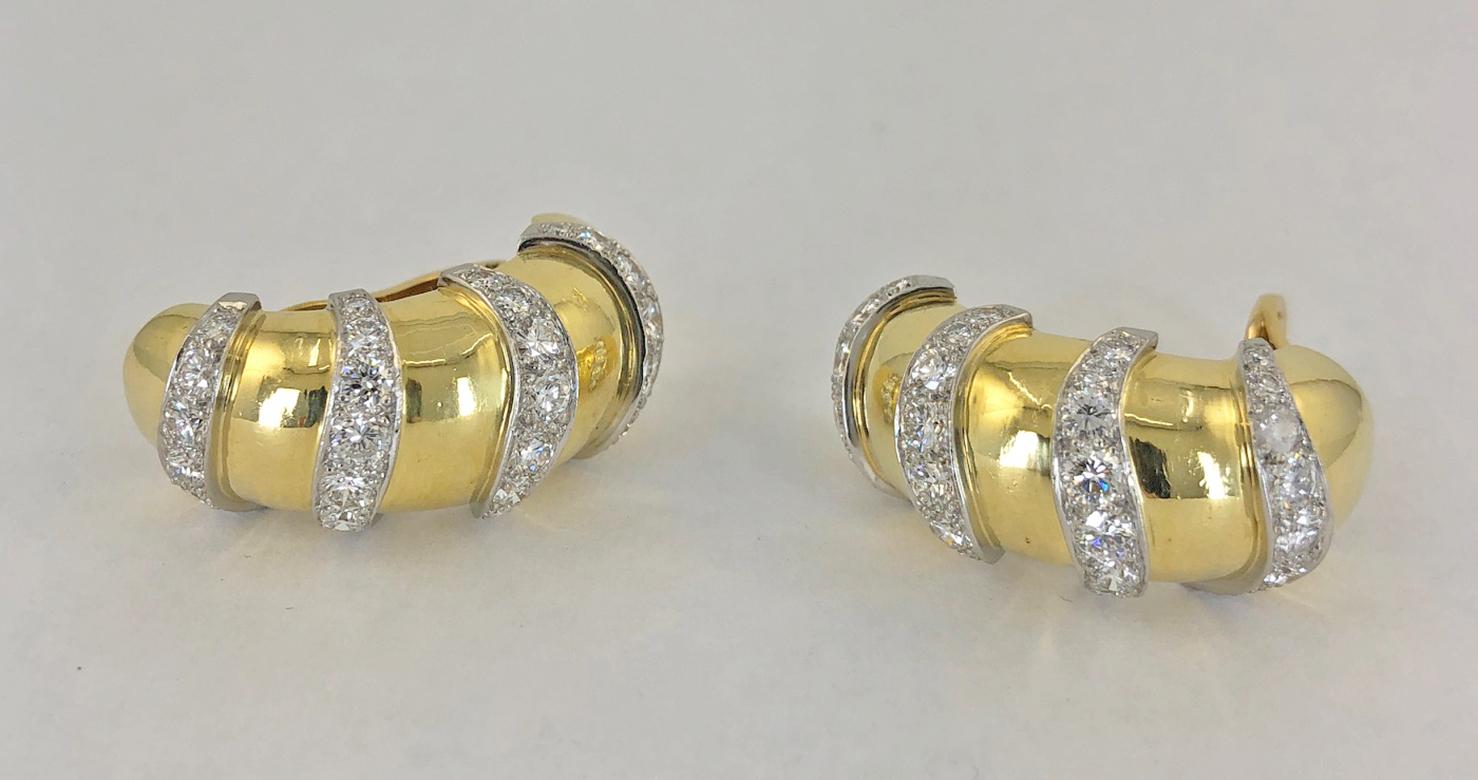 1980er Jahre Großer gewölbter Diamant-Gold-Armreif und passende Ohrclips im Zustand „Gut“ in New York, NY