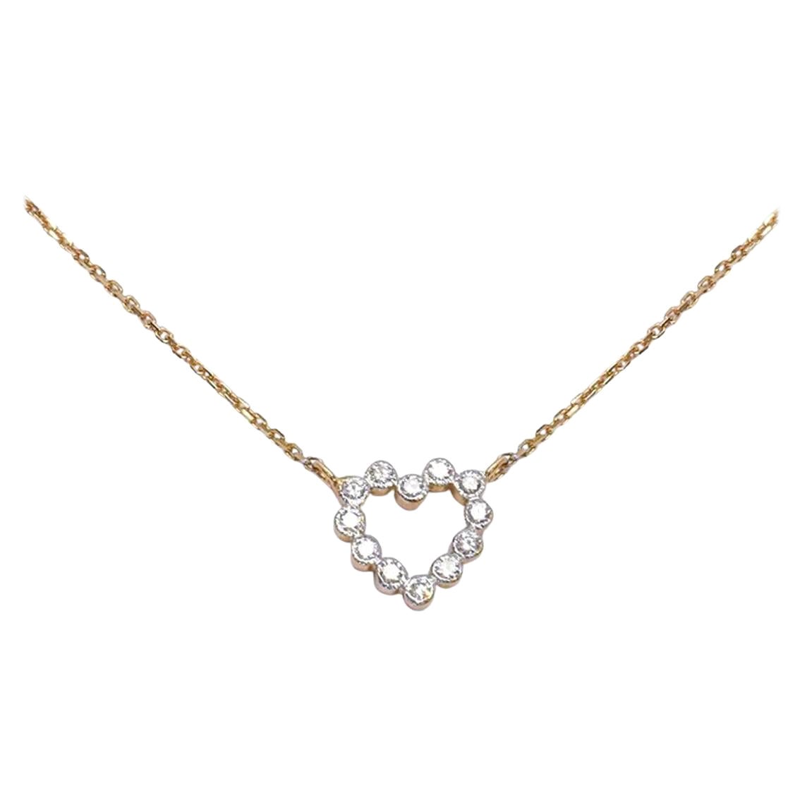 El Collar Corazón de Diamantes está hecho de oro macizo de 18 quilates disponible en tres colores de oro, Oro Blanco / Oro Rosa / Oro Amarillo.

Este delicado collar está hecho de oro macizo de 18 quilates y tiene brillantes diamantes redondos