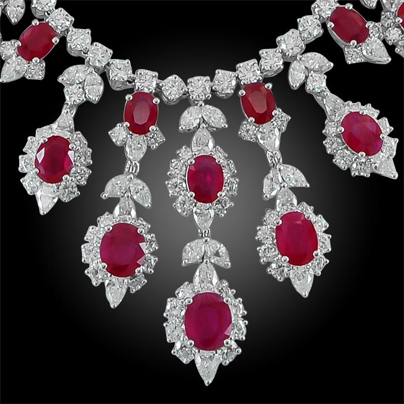 Taille ronde Collier en or 18 carats avec diamants et rubis de Birmanie Suite en vente