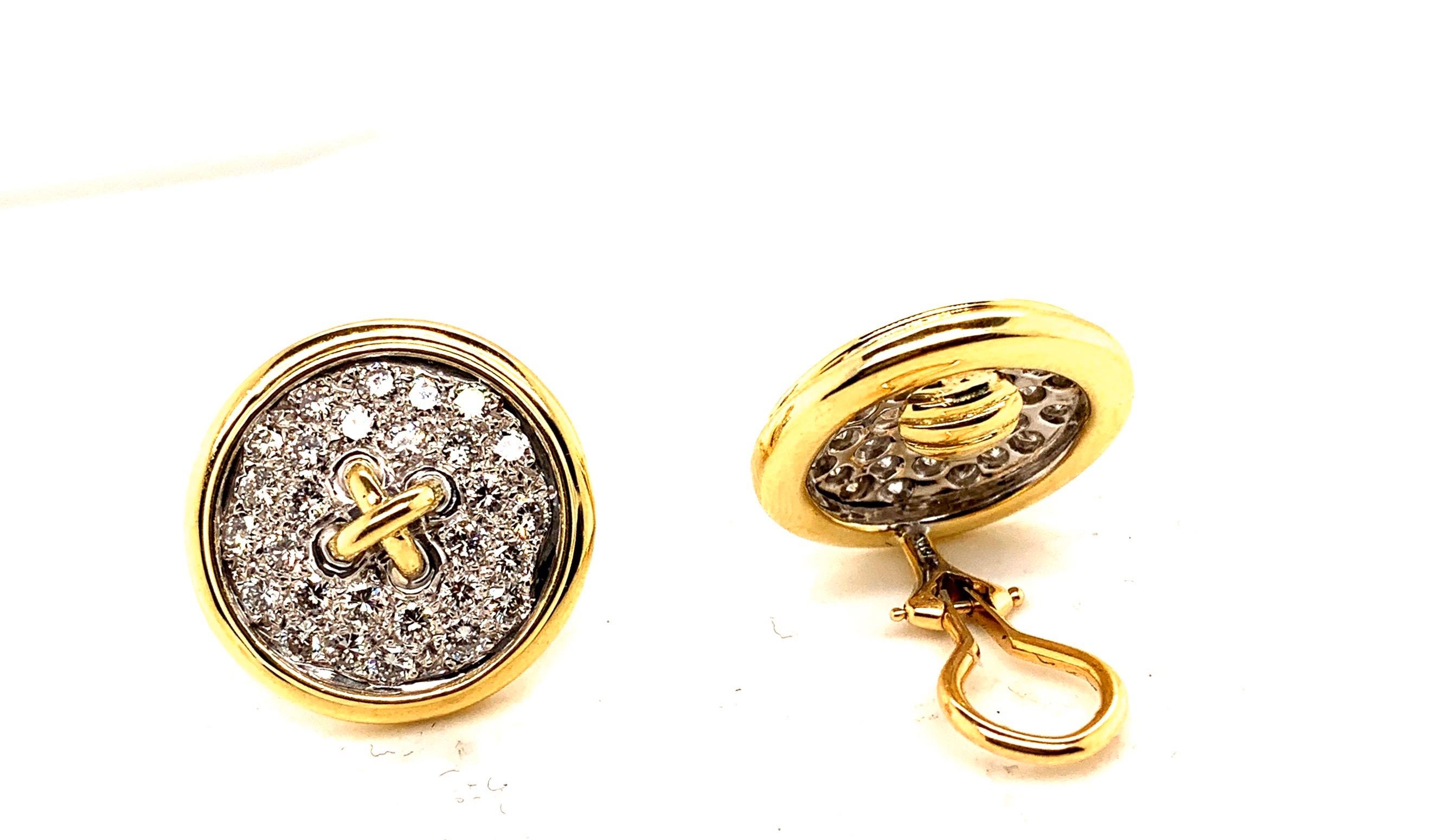 Oltre 8 carati di super diamanti bianchi compongono questi orecchini a bottone in oro 18 carati.
Questo splendido paio di orecchini a leva è incastonato con 70 diamanti vvs.
Questi orecchini unici nel loro genere sono eleganti, unici e