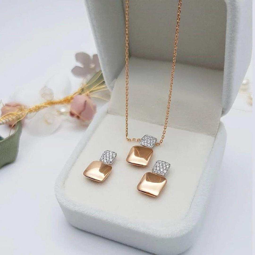 18 Karat Gold Diamant-Charm-Anhänger-Halskette Lucky Pillow Charm Halskette für Damen oder Herren im Angebot