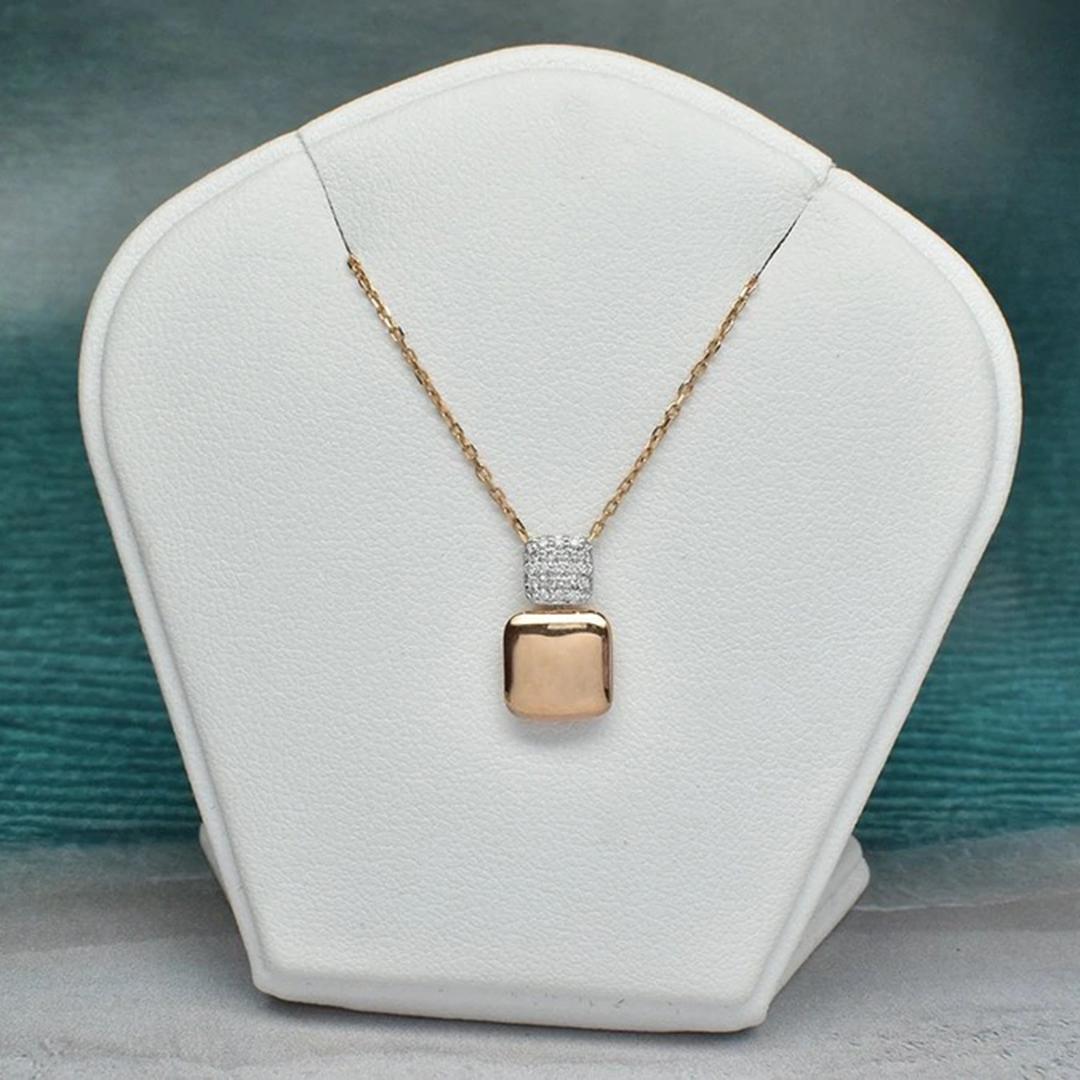 Collier pendentif breloque Lucky Pillow Charm en or 18 carats et diamants en vente 3