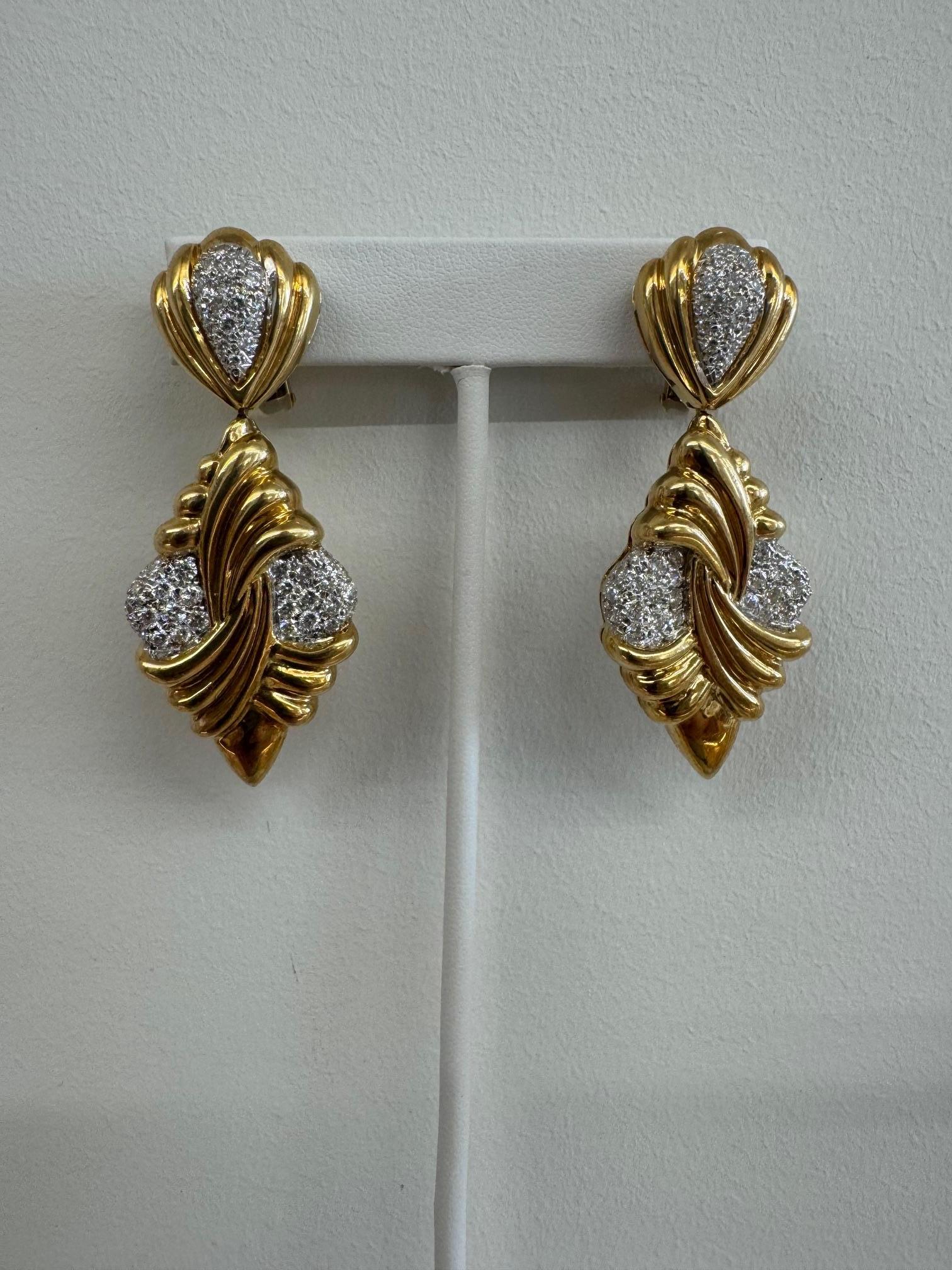 Audacieuses et élégantes, ces boucles d'oreilles vintage des années 1980 sont réalisées en or jaune 18 carats et serties d'environ 3,25 carats de diamants taille brillant. Conçues avec des courbes spectaculaires et sculpturales et des grappes de